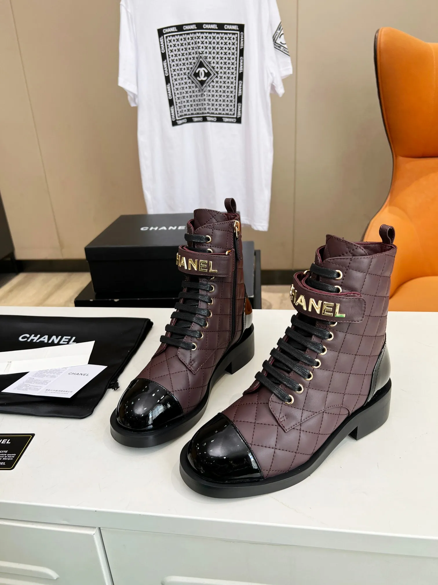 👟👟Ex-factory price 680👟👟 🔥 🔥 🔥 The official website is synchronized with "CHANEL" Chanel's latest 2023 Martin boots series! ▫️The top catwalk series✔The main season of autumn and winter, the rhythm of super popular styles! A must-have item for travel! It looks good in any combination💕 ▫️A beautiful shoe worth putting in your closet👉It’s super beautiful💃🏻▫️ Fabric: Original one-to-one mixed-breed cow🐮 leather Lining: Sheepskin lining Size: 35-40 (41 is custom-made and cannot be returned or exchanged)